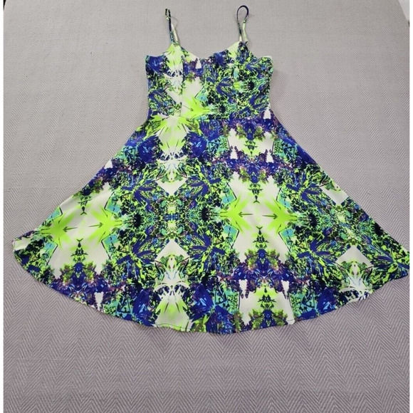 Everly Tennis Dress Size Small Green Watercolor Made In USA EUC Style DR3766 - Picture 3 of 10